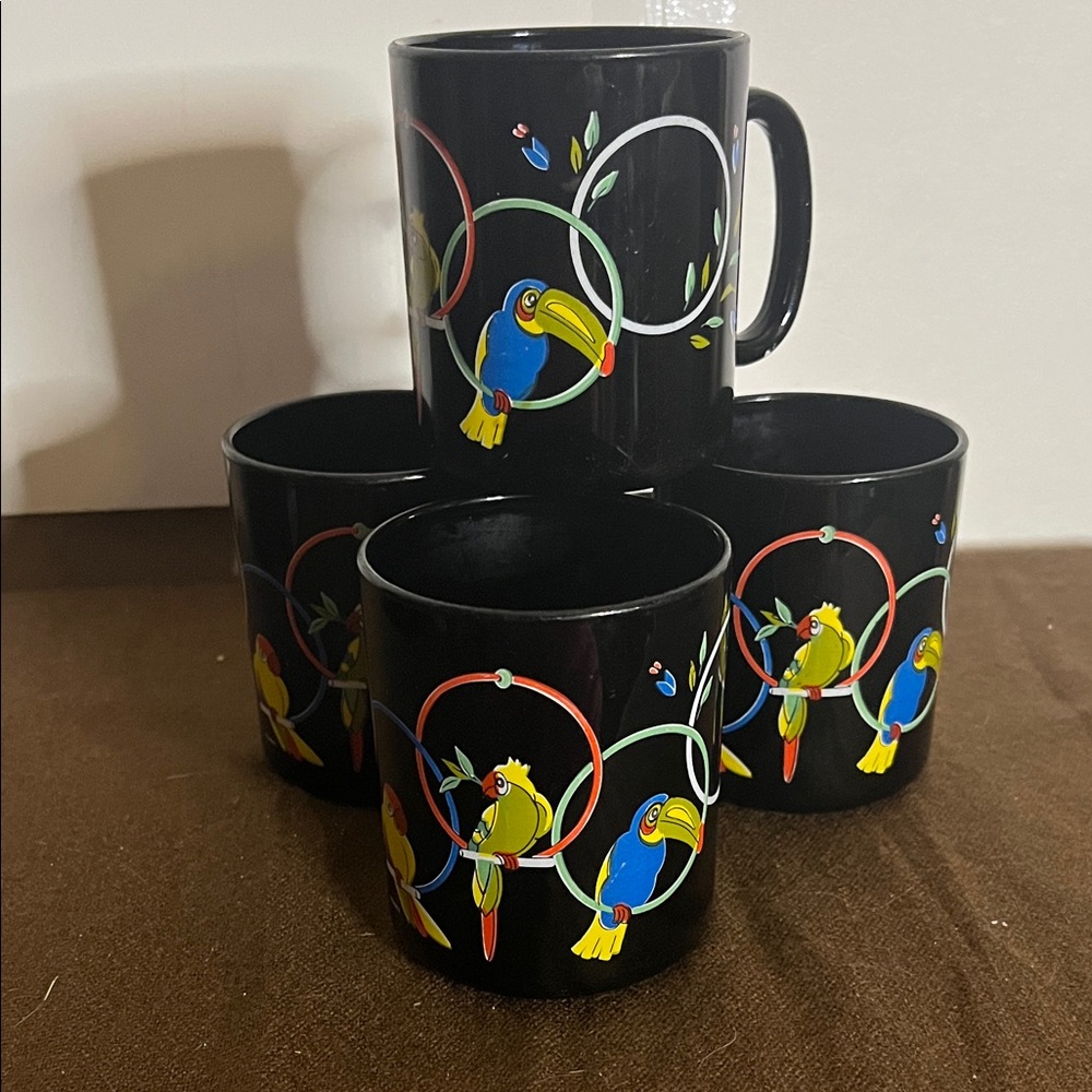 😄Vintage Arcoroc France black glass coffee mugs tropical bird parrot